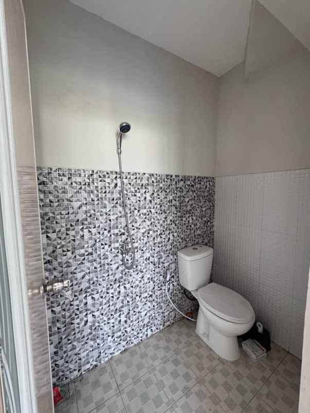 rumah modern 2 lantai lokasi di sukun malang
