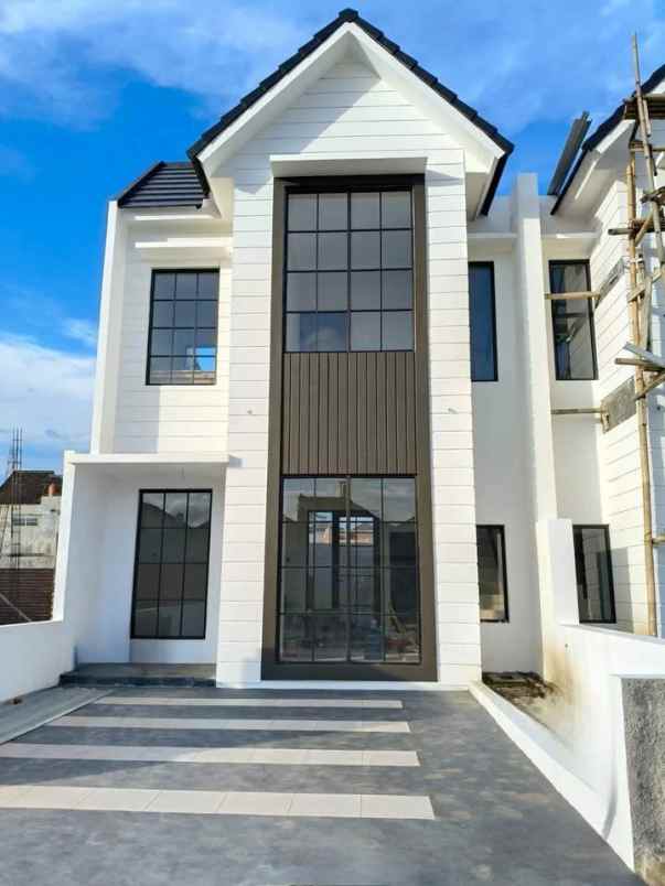 rumah modern 2 lantai lokasi di sukun malang