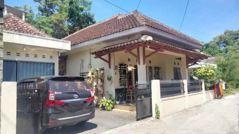 rumah nyaman asri di sleman dekat sd model