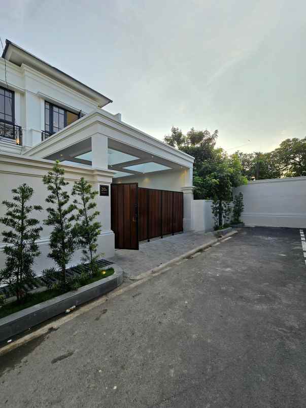 rumah nyaman desain american classic di cempaka putih