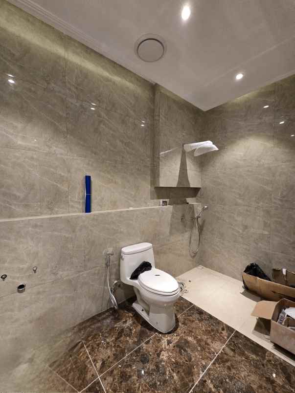 rumah nyaman desain american classic di cempaka putih