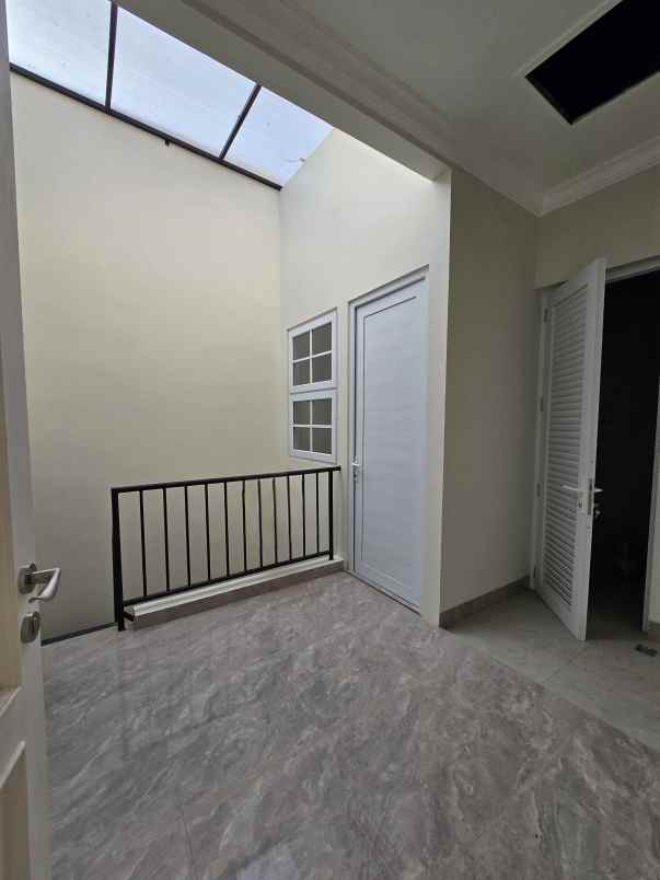 rumah nyaman desain american classic di cempaka putih