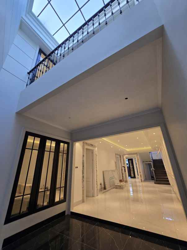 rumah nyaman desain american classic di cempaka putih