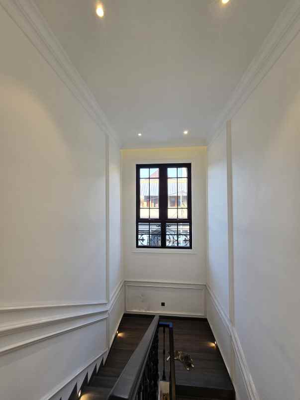 rumah nyaman desain american classic di cempaka putih