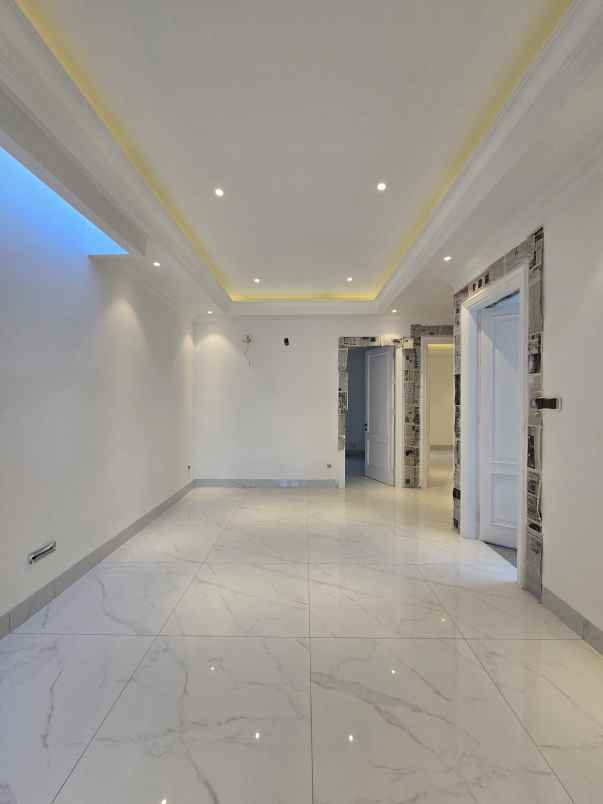 rumah nyaman desain american classic di cempaka putih