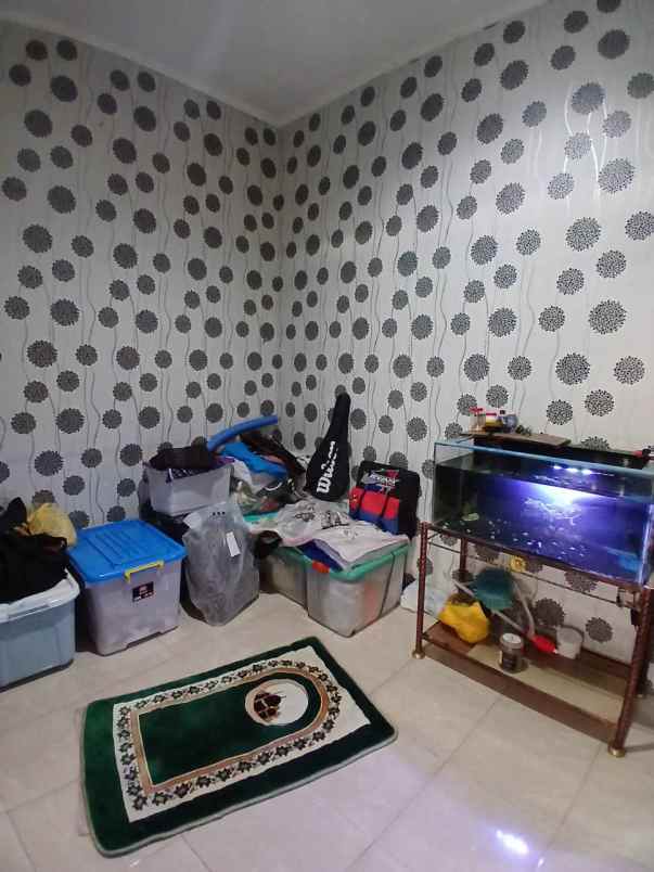 rumah second terawat di kav ui barat tanah baru depok
