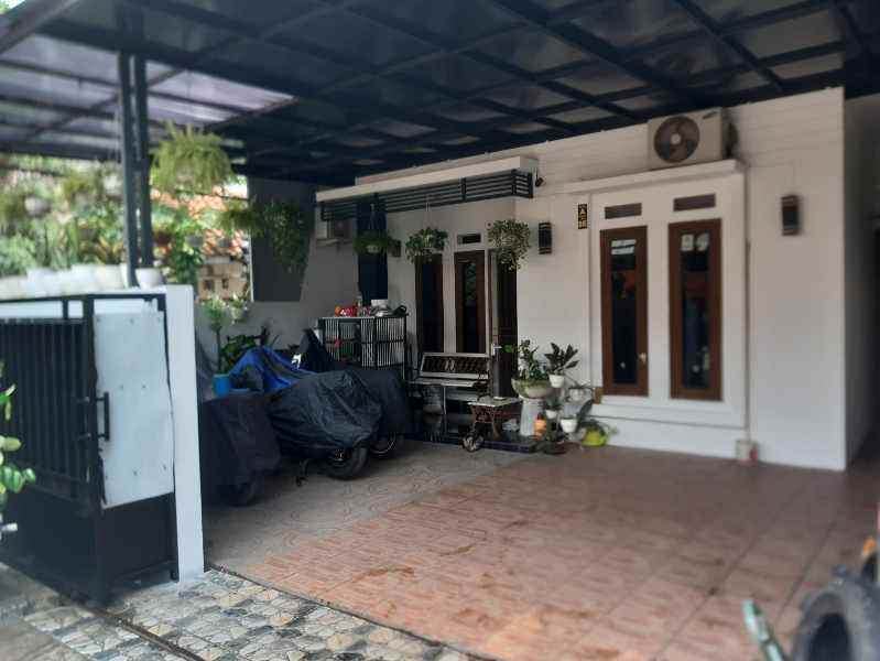 rumah second terawat di kav ui barat tanah baru depok