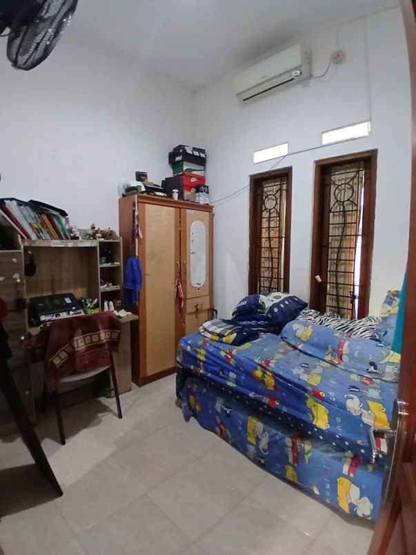 rumah second terawat di kav ui barat tanah baru depok