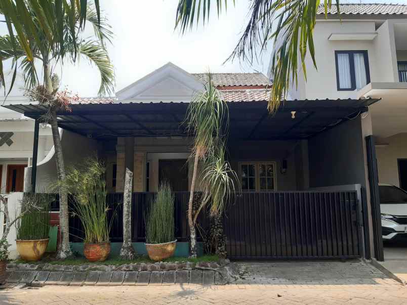 dijual rumah 2 lantai di dekat roxy jember