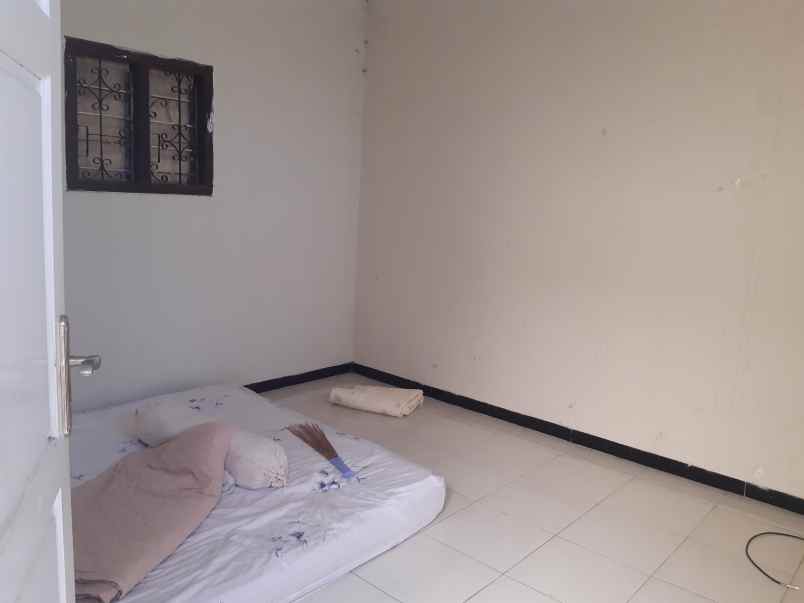 dijual rumah 2 lantai di dekat roxy jember
