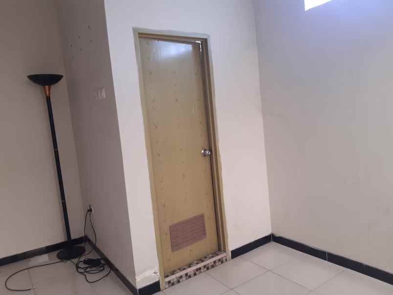 dijual rumah 2 lantai di dekat roxy jember