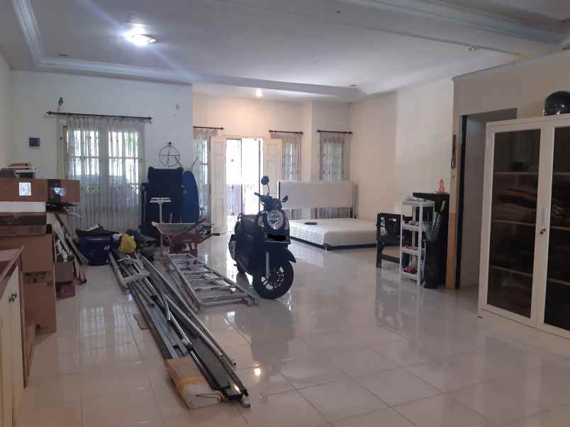 dijual rumah 2 lantai di dekat roxy jember