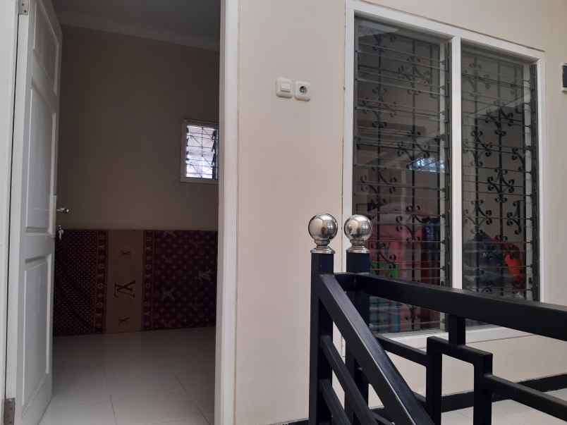 dijual rumah 2 lantai di dekat roxy jember