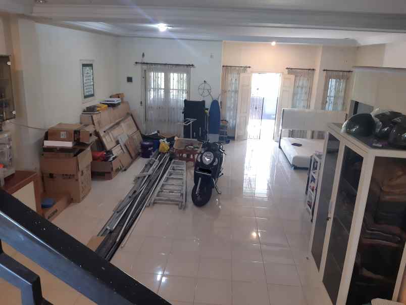 dijual rumah 2 lantai di dekat roxy jember