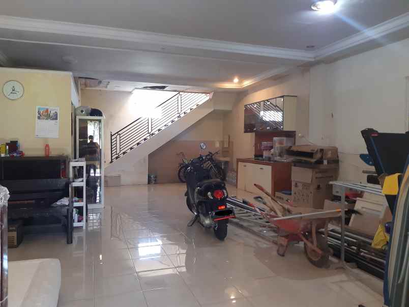 dijual rumah 2 lantai di dekat roxy jember