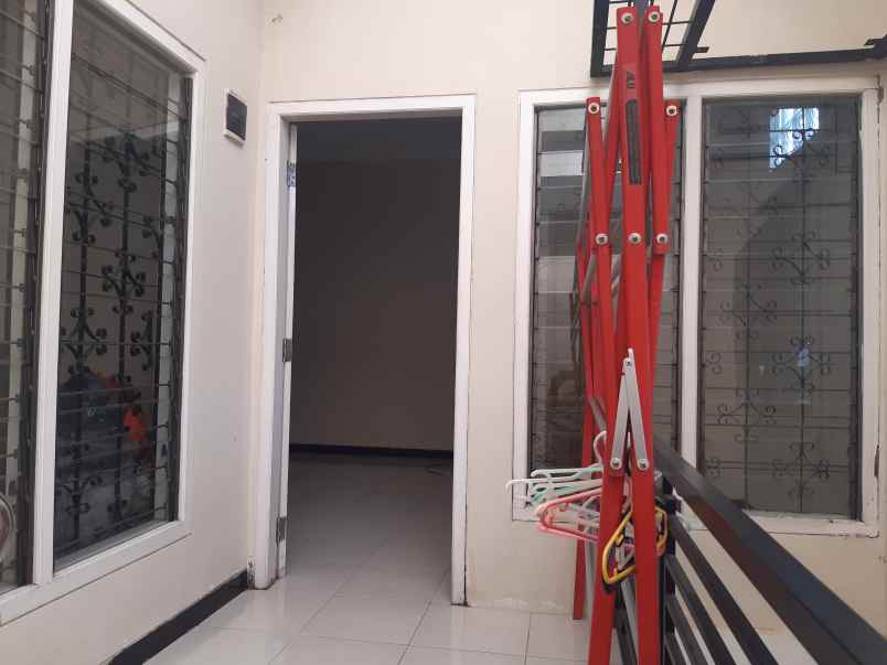 dijual rumah 2 lantai di dekat roxy jember