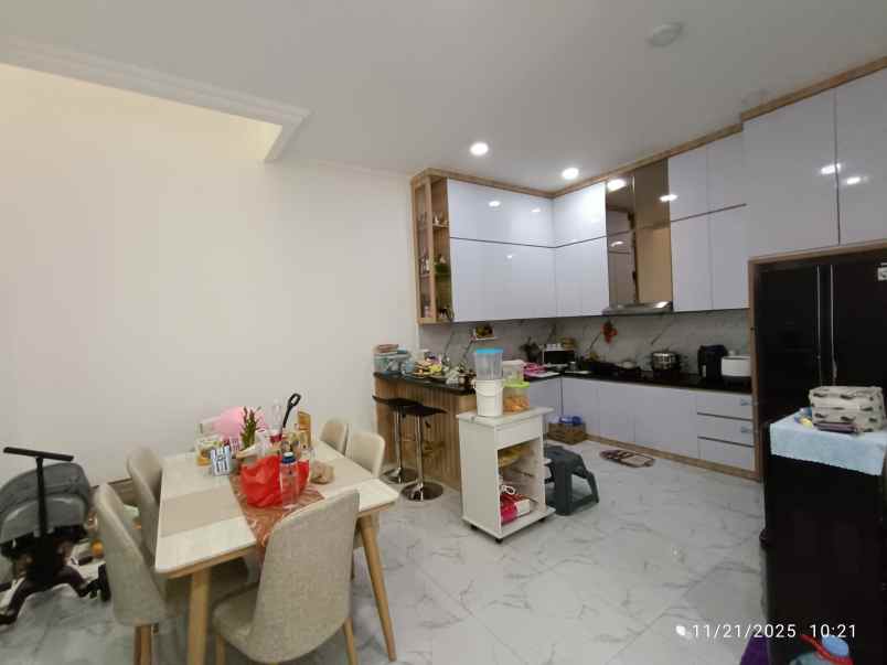 dijual rumah 3 lantai kelapa gading