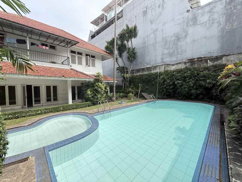 dijual rumah ada kolam renang di menteng jakarta pusat