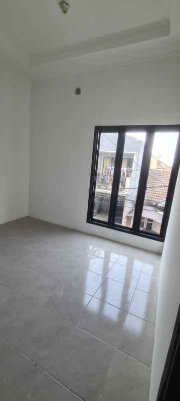 dijual rumah american clasic dekat stasiun depok baru