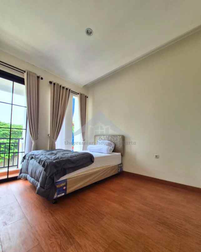 dijual rumah american classic di beji depok