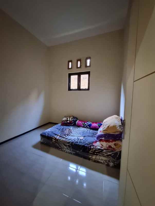 dijual rumah di perumahan griya permata