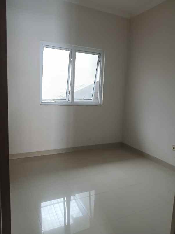 dijual rumah di taman palem lestari jakarta barat