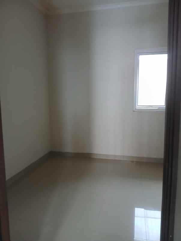 dijual rumah di taman palem lestari jakarta barat