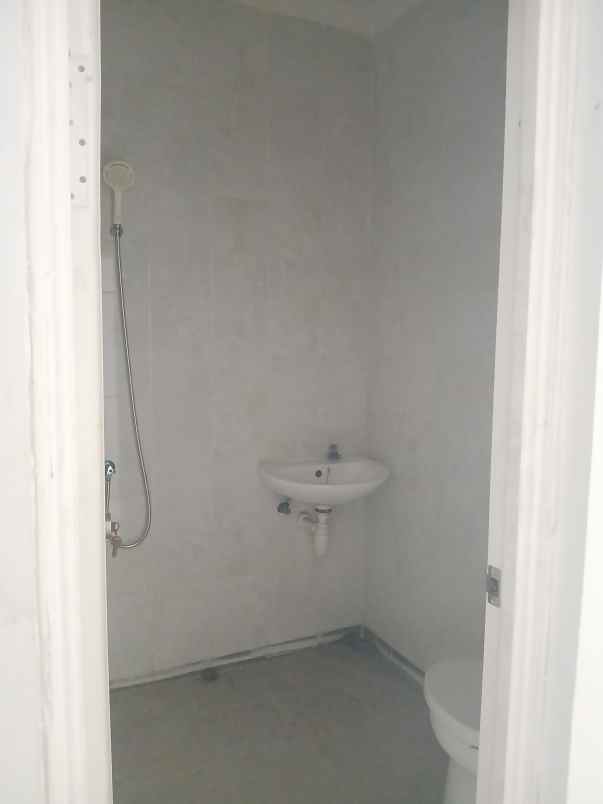 dijual rumah di taman palem lestari jakarta barat