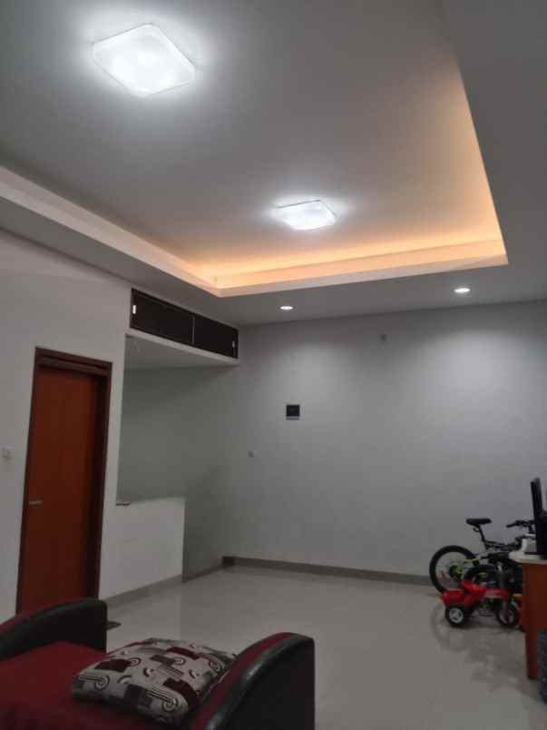 dijual rumah dukuh zamrud utara