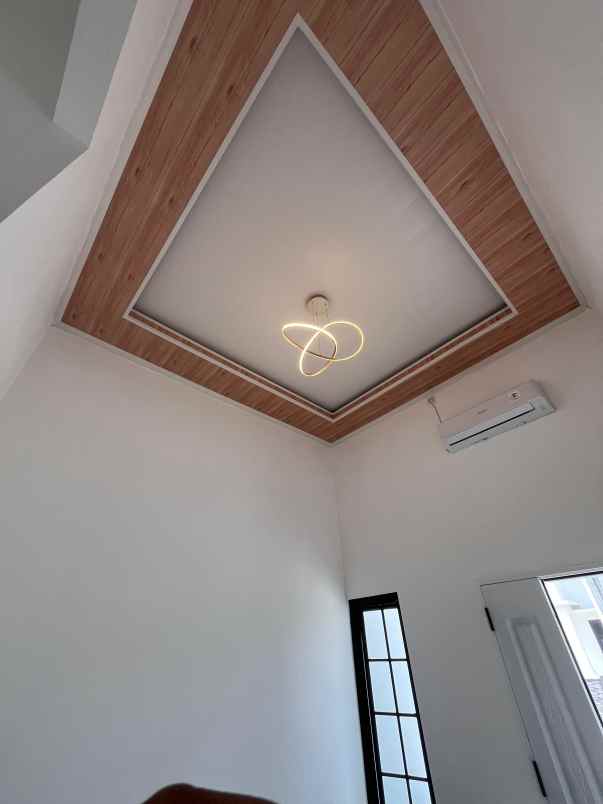 dijual rumah eropa klasik deket tol sawangan