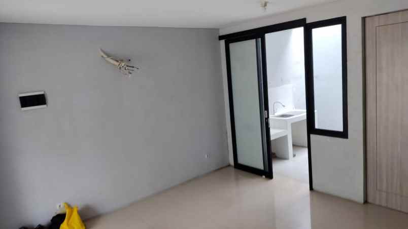 dijual rumah gladstone grand pakuwon