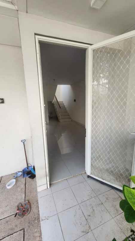 dijual rumah grand pakuwon