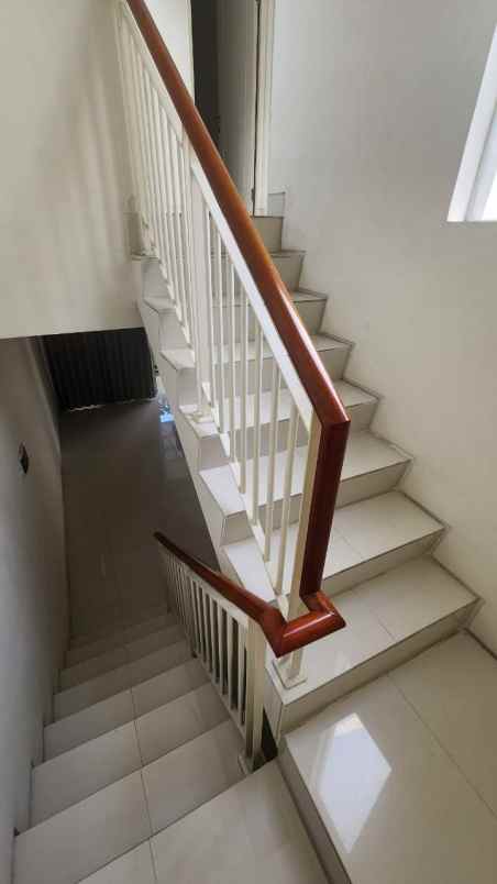 dijual rumah grand pakuwon