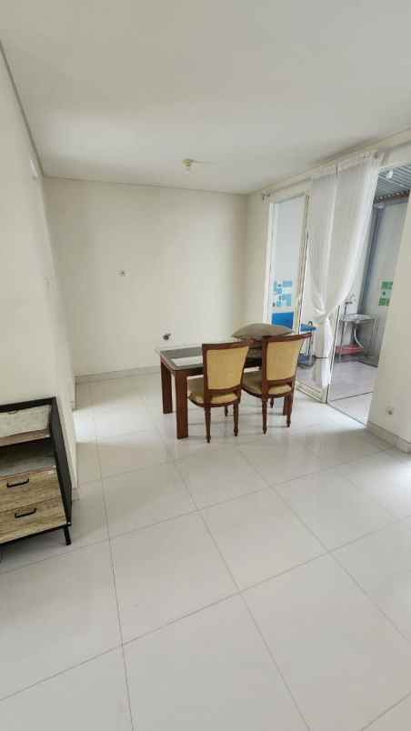 dijual rumah grand pakuwon