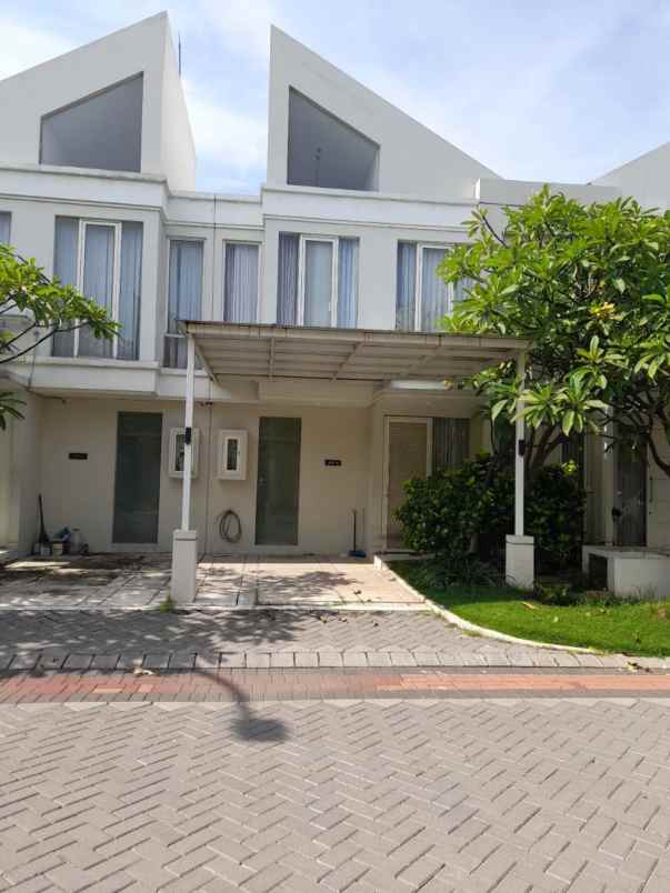 dijual rumah grand pakuwon