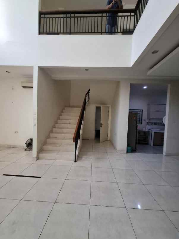dijual rumah green ville dekat kedoya utara