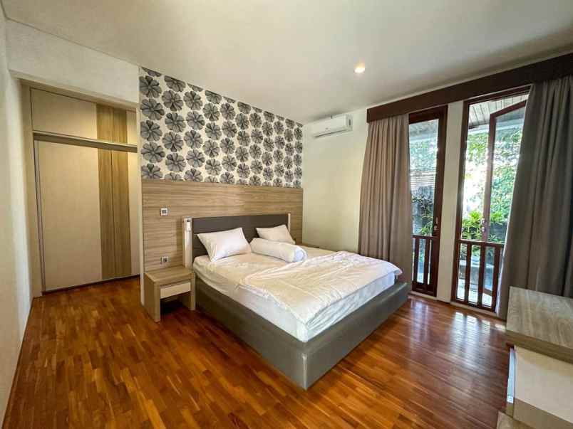 dijual rumah jalan gatot subroto barat