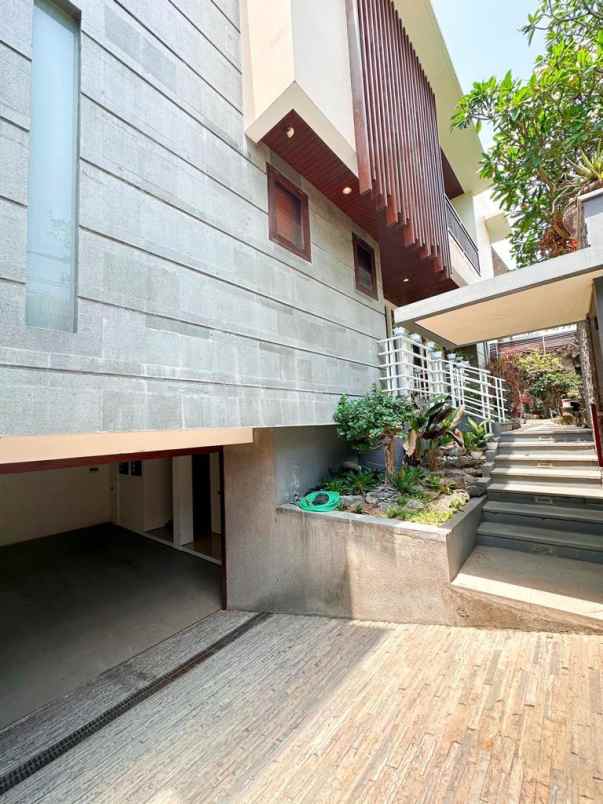 dijual rumah jalan gatot subroto barat