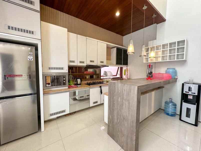 dijual rumah jalan gatot subroto barat