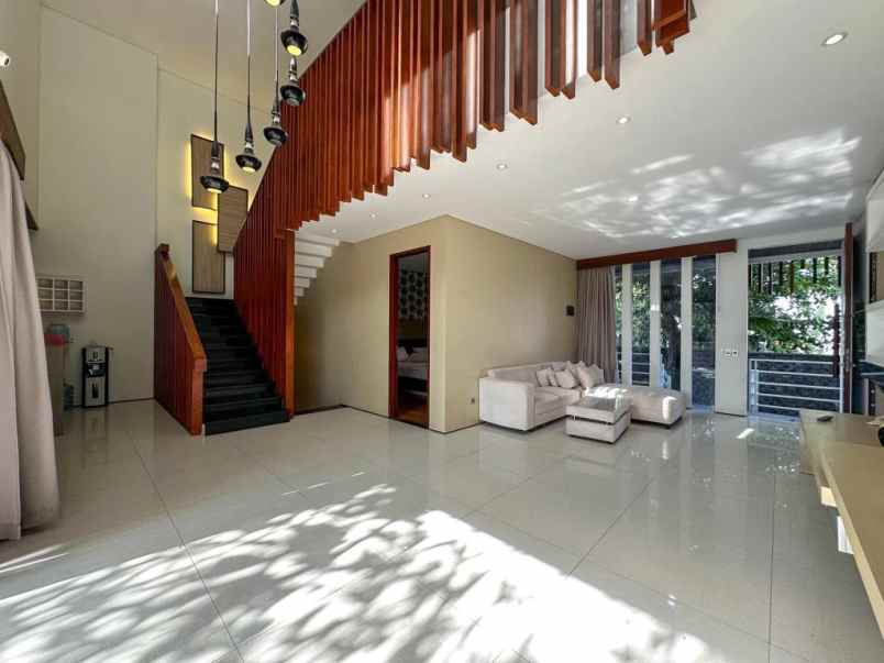 dijual rumah jalan gatot subroto barat