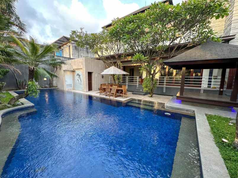 dijual rumah jalan gatot subroto barat