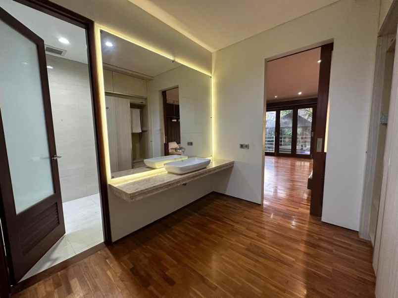 dijual rumah jalan gatot subroto barat