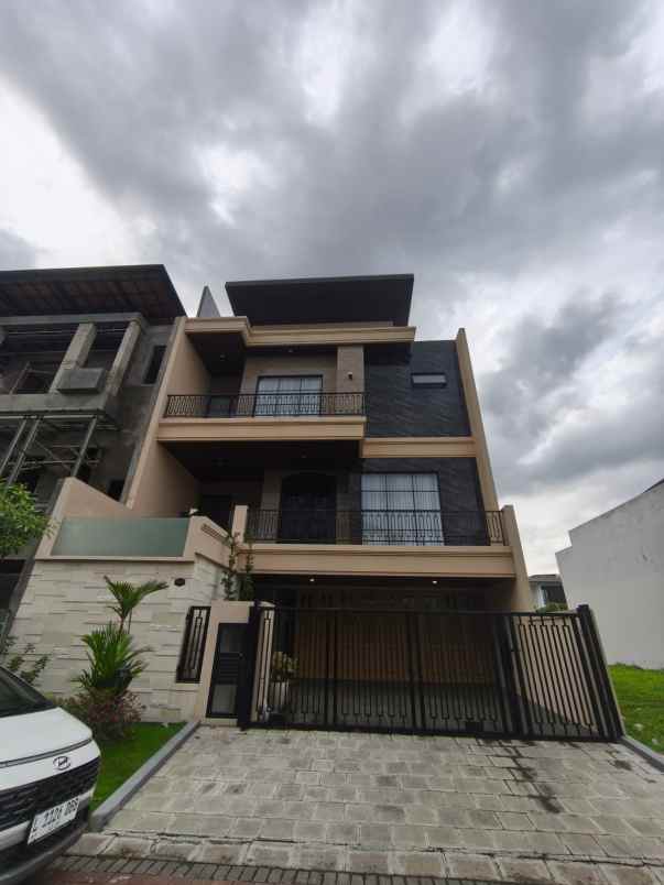 dijual rumah jalan north emerald mansion