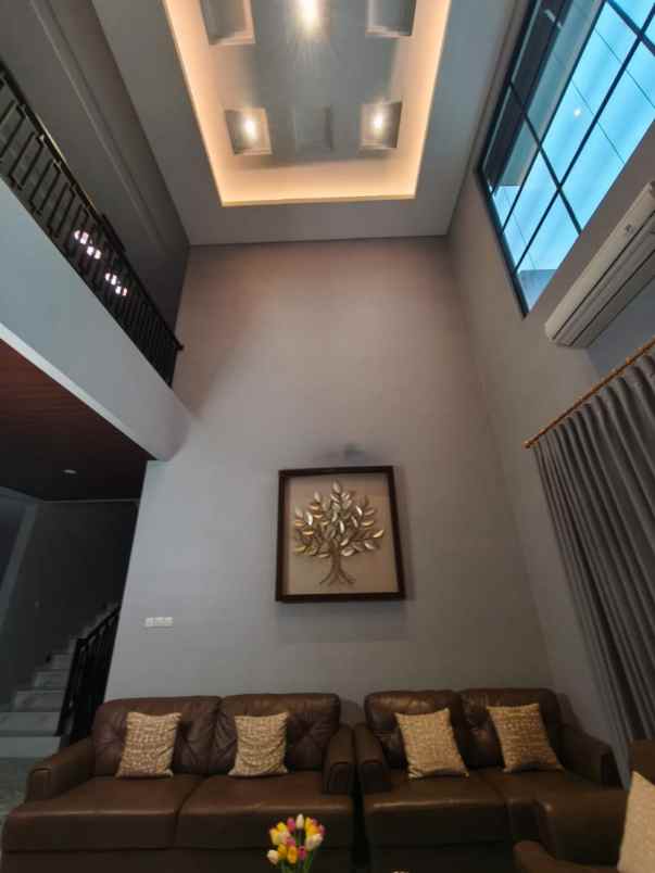 dijual rumah jalan north emerald mansion