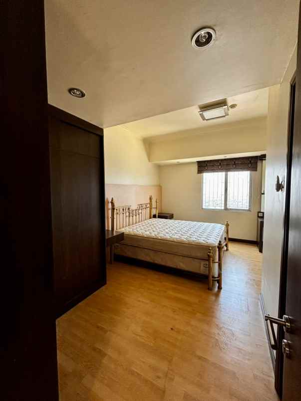 dijual rumah jalan pakuwon indah
