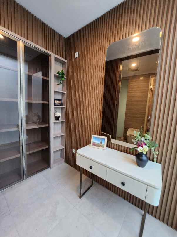 dijual rumah jalan pakuwon indah ritz