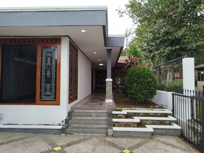 dijual rumah jl awiligar