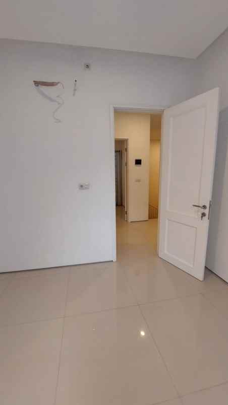 dijual rumah jl setra duta raya