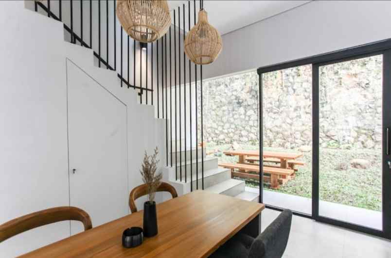 dijual rumah jl tirtasari setraduta