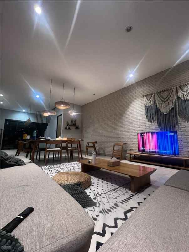 dijual rumah jl tirtasari setraduta